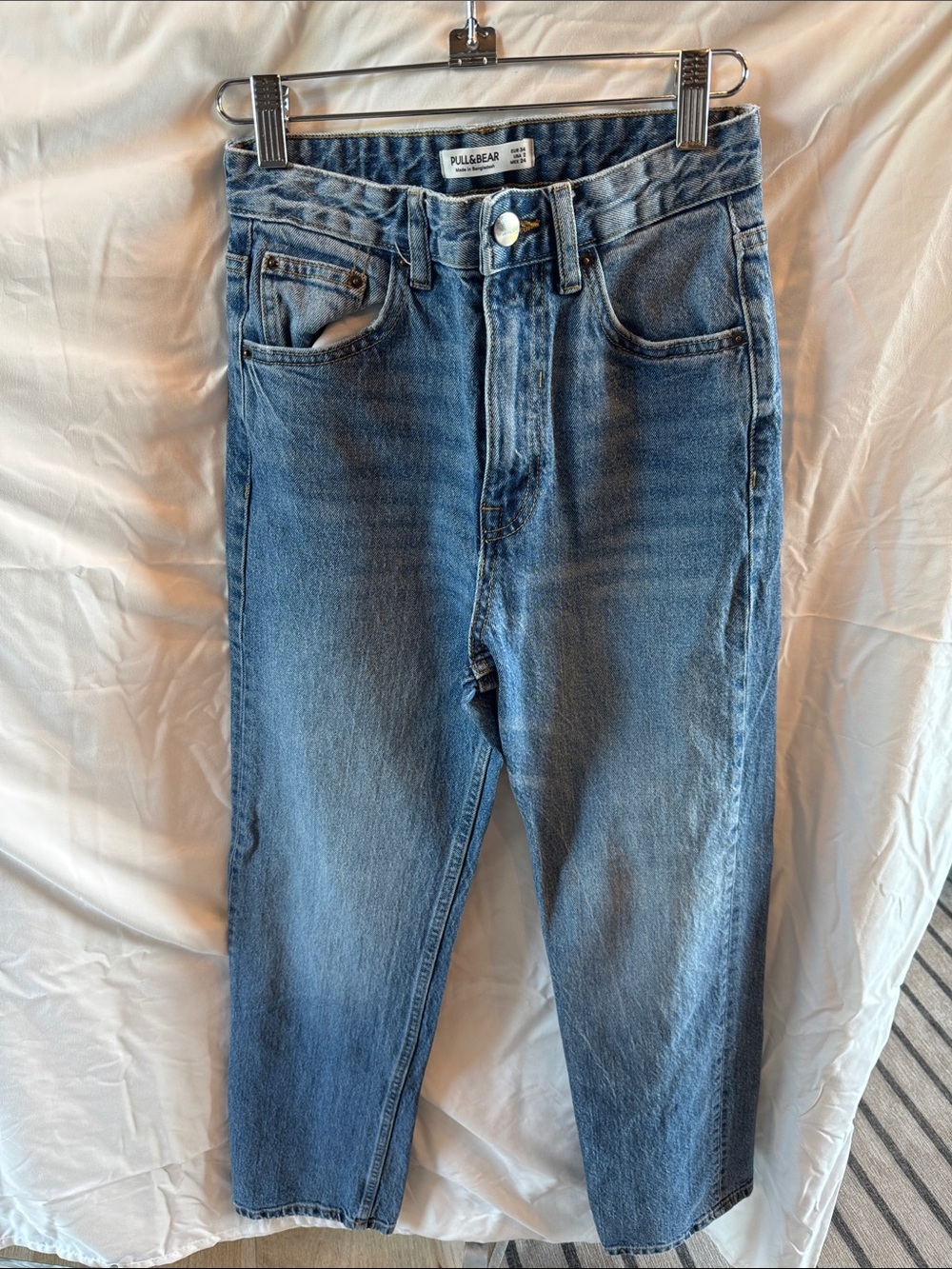 Pull&Bear Women's Straight Leg Mid Wash Blue Jeans